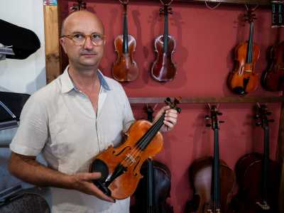 �Ho sempre avuto la passione per la musica � racconta il 50enne �, sono addirittura diplomato al Conservatorio di Bari. Ho conseguito il titolo di maestro liutaio negli anni 90 presso la Scuola internazionale di Cremona, avendo a che fare con grandi artigiani come Luca Maria Gallo, Gaetano Pucino e Gio Batta Morassi�